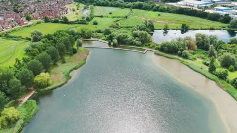 Vista-Del-Lago-En-El-Parque-Wicksteed-Durante-La-Tarde-En-Inglaterra