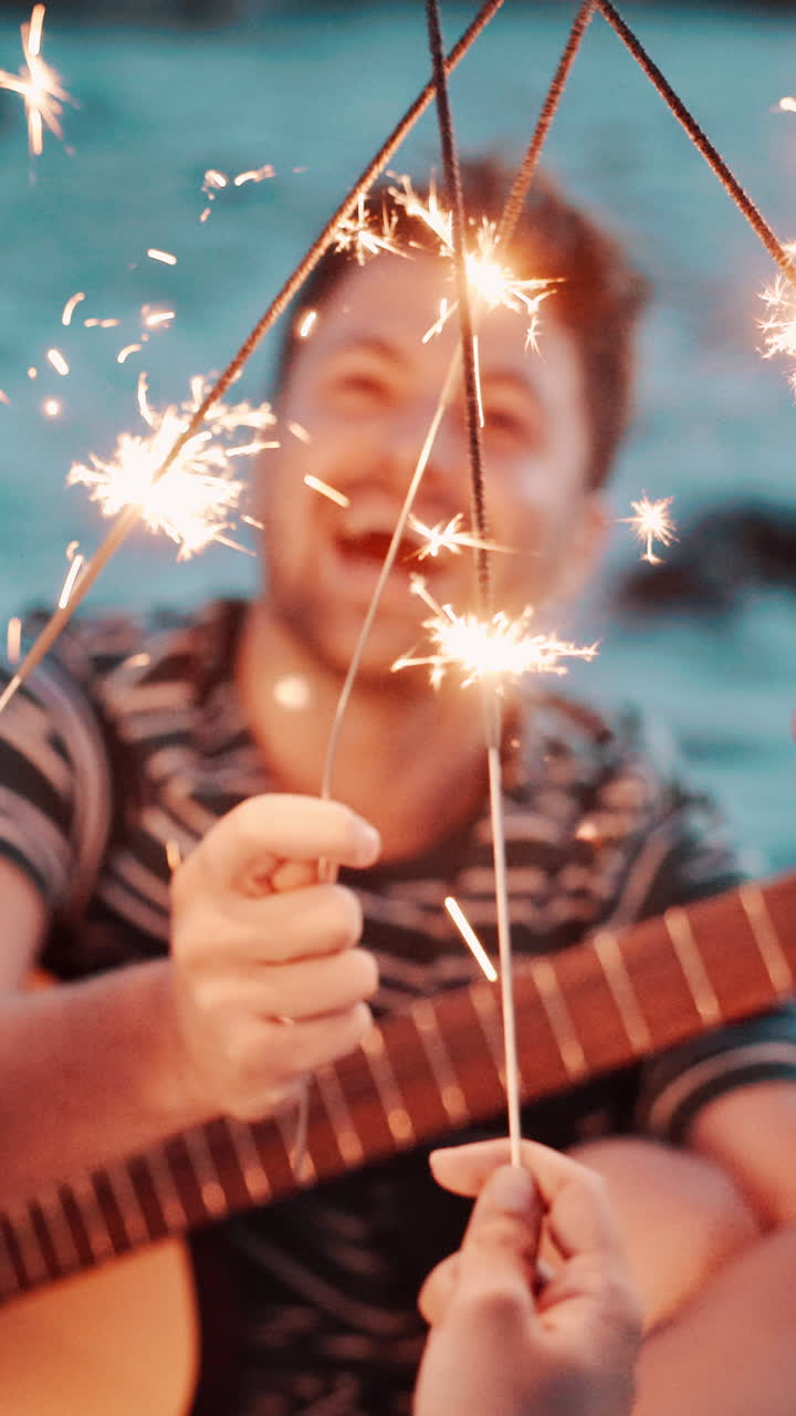 Nærbillede af stjernekastere med en glad mand og guitar