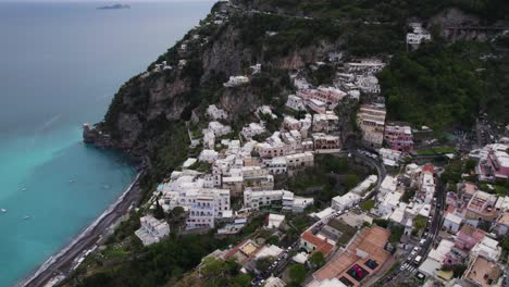 Dramatische-Kulisse-Eines-Dorfes-An-Den-Klippen-Mit-Blick-Auf-Die-Amalfiküste,-Positano