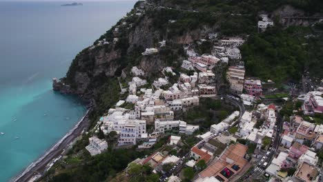 entorno espectacular del pueblo del acantilado con vistas a la costa de amalfi, positano