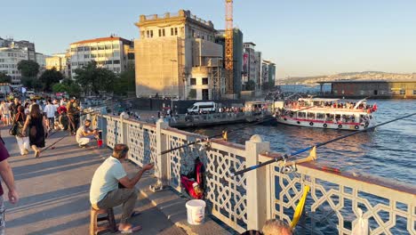 gente caminando desde el puente de galata a eminönü en el bósforo en estambul, turquía