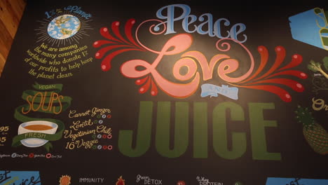 establecimiento de barra de jugos, arte en la pared, paz, amor y jugo.