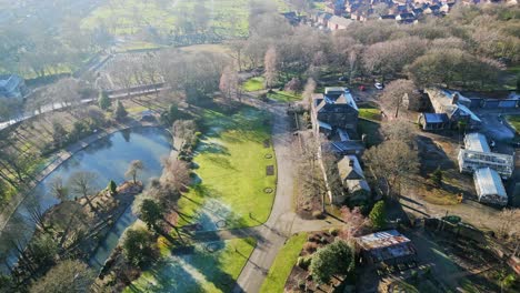 Filmische-Drohnenaufnahmen-Aus-Der-Luft-Eines-öffentlichen-Parks,-Aufgenommen-Von-Oben