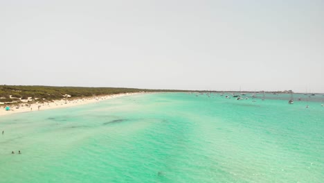 españa, mallorca platja des trenc beach un hermoso vuelo sobre la playa a 4k 24 fps con filtros nd en un día muy brillante con un drone dji mavic air