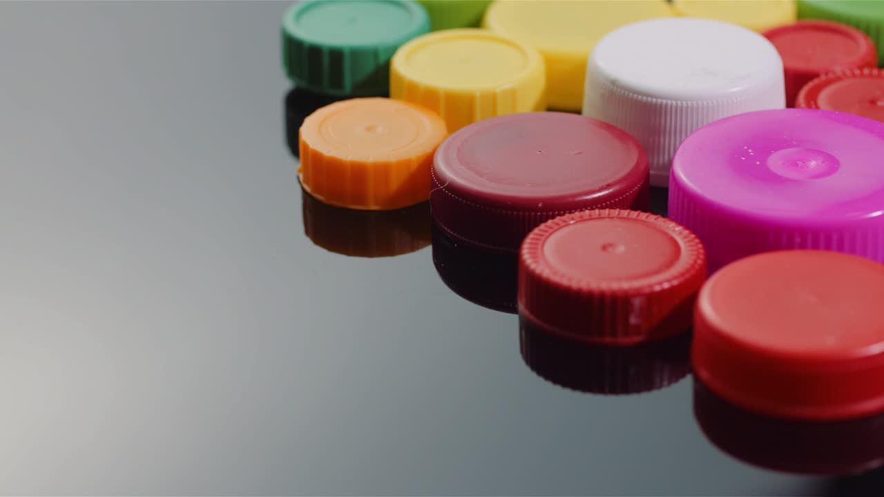 Pochi tappi di bottiglia di plastica - Industria di lavorazione e riciclo della plastica