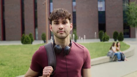 Porträt-Eines-Männlichen-Universitätsstudenten,-Der-Außerhalb-Des-Universitätscampus-Steht