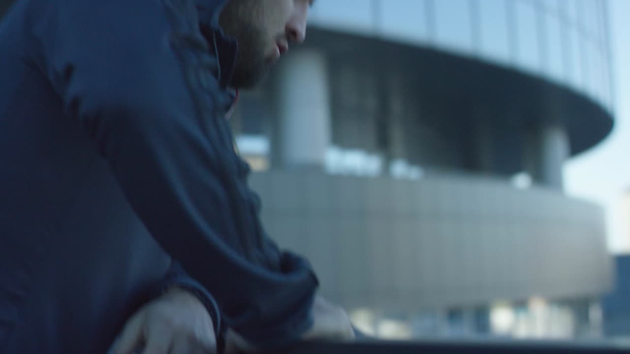 человек, опирающийся на перила балкона