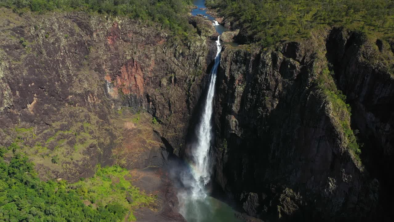 hermosas cataratas de wallaman, cascada de cola de caballo, revelación de extracción aérea