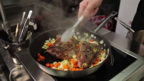 chef cocinando cordero con verduras