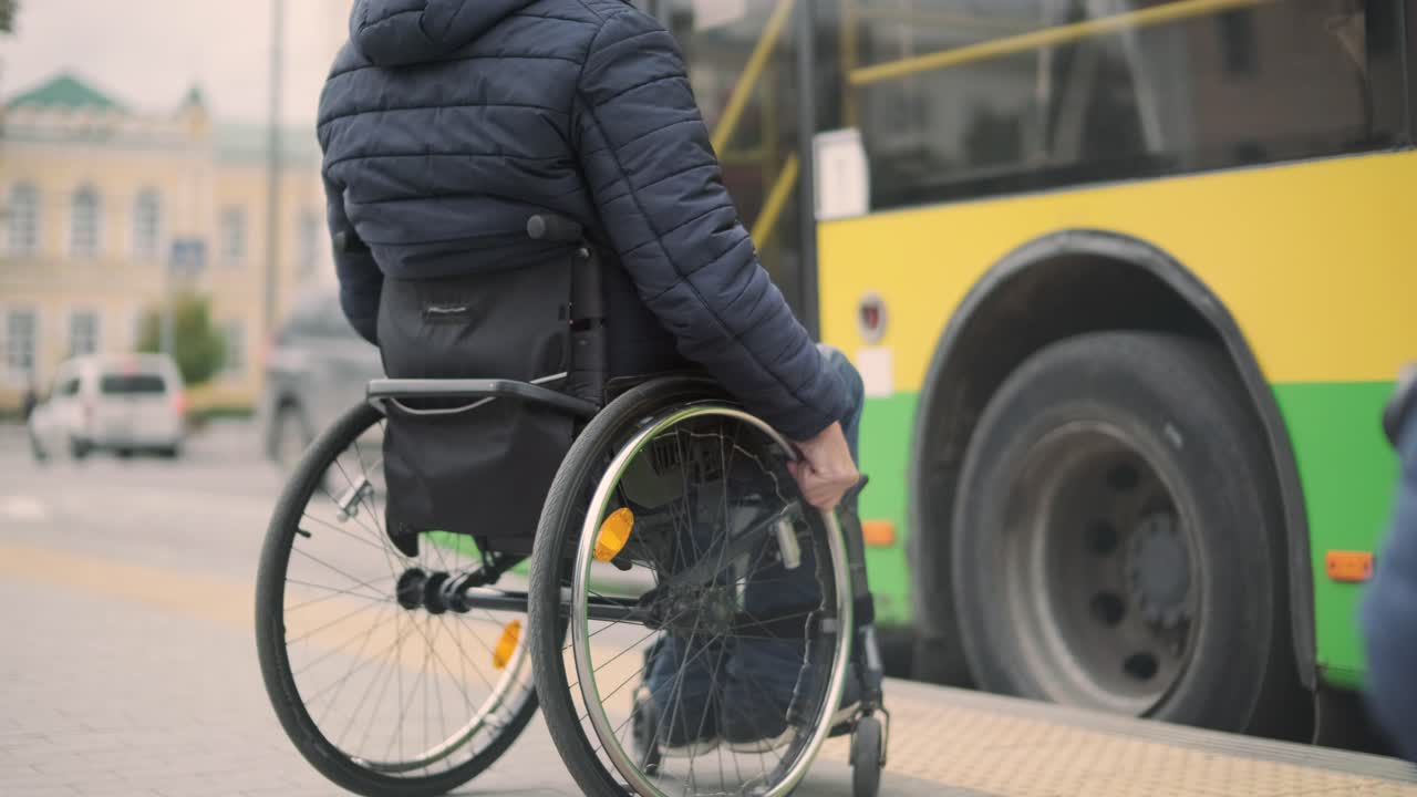 persona con discapacidad física que se saltó el transporte público debido a la falta de una rampa accesible.