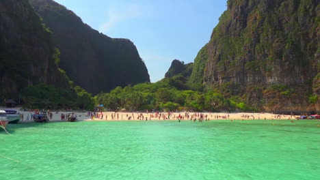 Playa-De-La-Bahía-Maya-En-La-Distancia