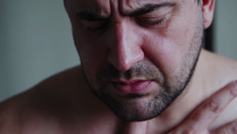 hombre experimentando dolor
