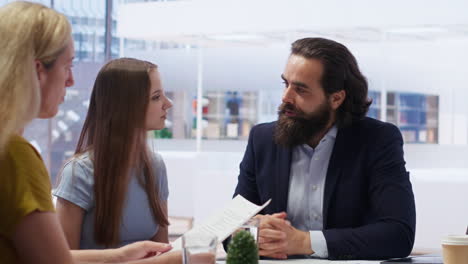 asesor financiero proporciona una guía de planificación personalizada a los clientes