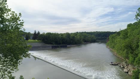 Wunderschöne-Luftaufnahmen,-Die-über-Die-Überlaufrinne-Des-Kentucky-River-Dam-In-Frankfurt,-Kentucky,-Fliegen