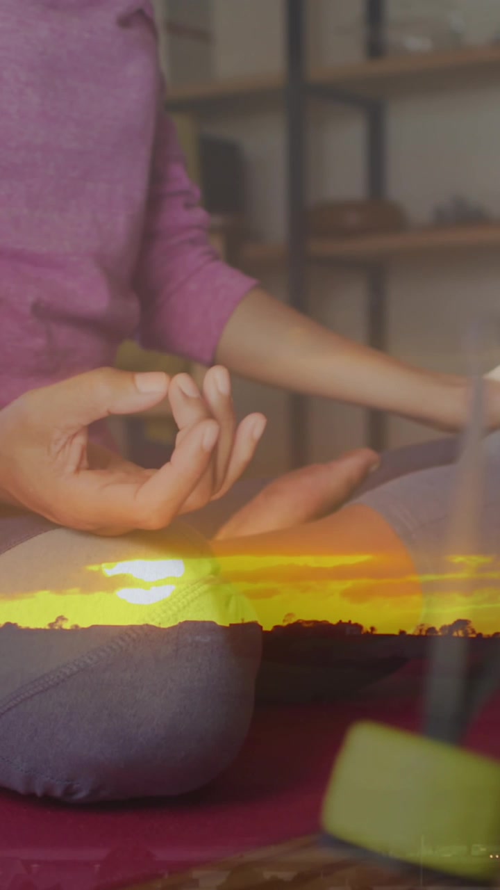 Animazione di paesaggio al tramonto su donna che pratica yoga e si allena a casa