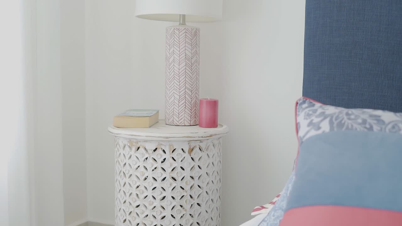 dormitorio con cama y lámpara