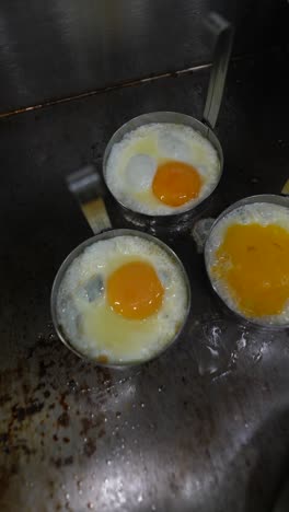 huevos fritos cocinados en una parrilla