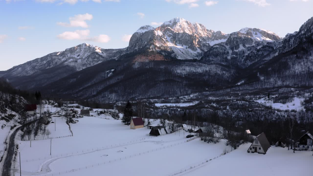 antena - hermoso invierno nevado en una granja, kolasin, montenegro, revelación creciente