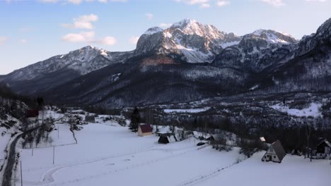 Antena---Hermoso-Invierno-Nevado-En-Una-Granja,-Kolasin,-Montenegro,-Revelación-Creciente