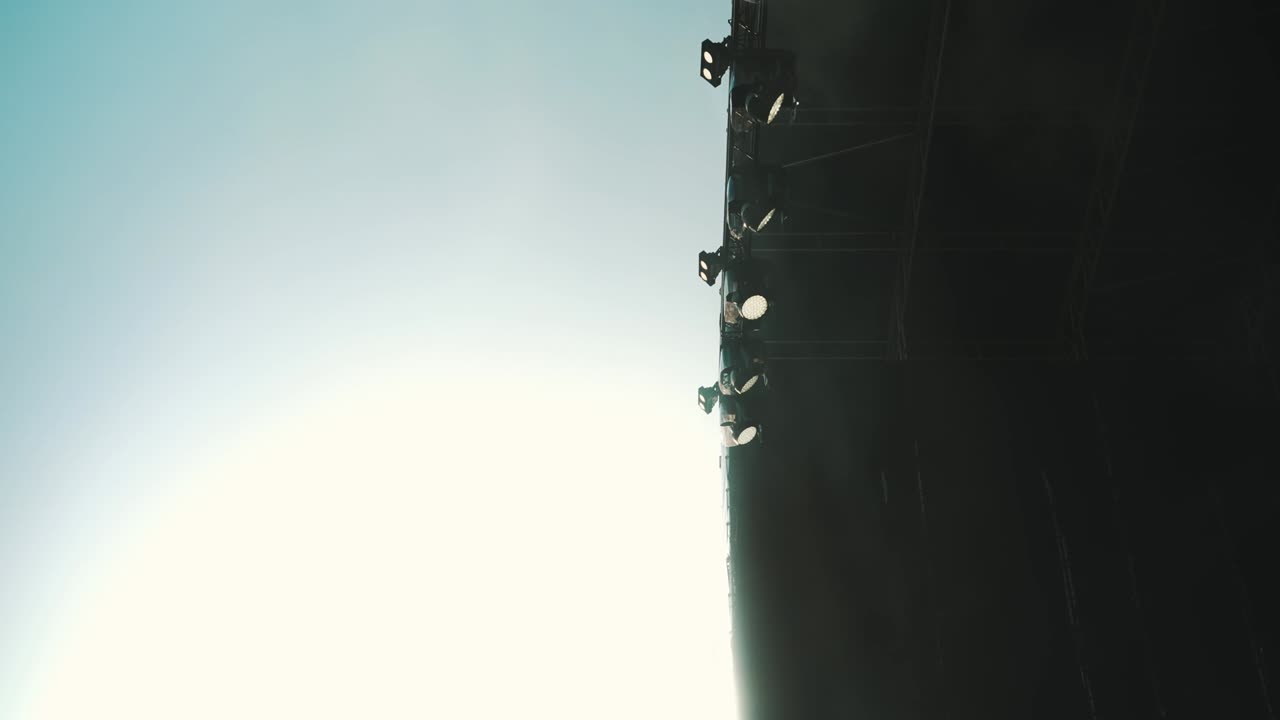 콘서트 무대에서 전문적인 조명을 사용합니다.