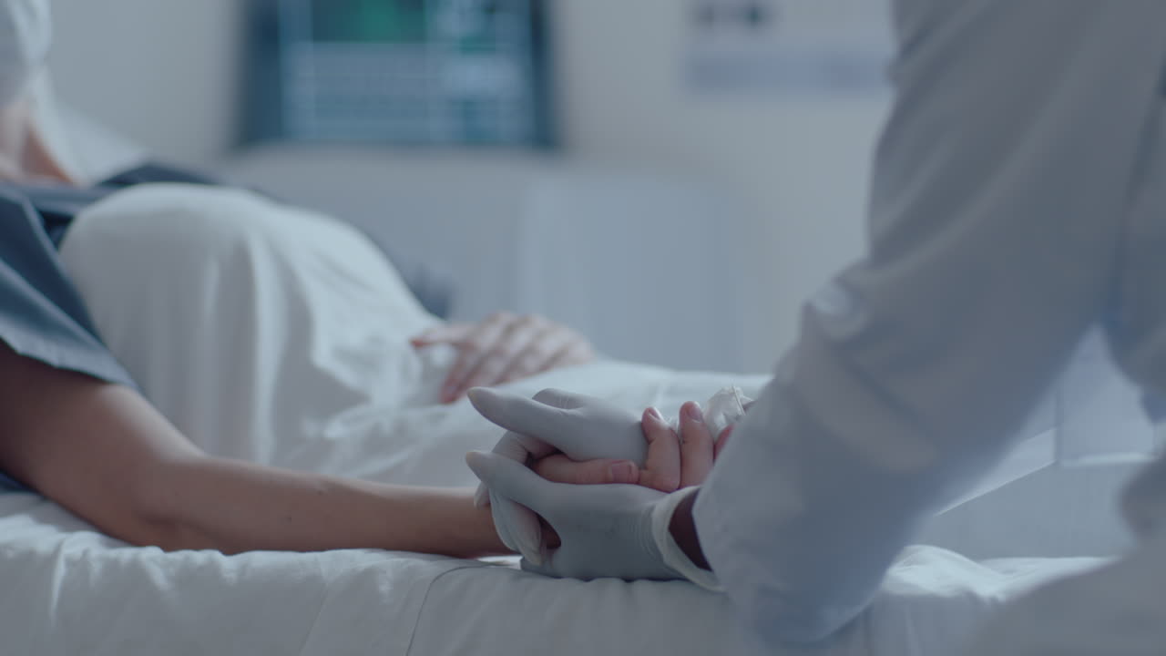 paciente femenina con máscara tendida en la sala del hospital y de la mano con la enfermera