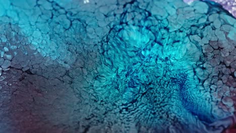 tinta azul que se extiende en el agua creando un patrón abstracto