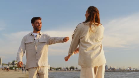 Feliz-Pareja-Corriendo-Por-La-Playa-De-Verano.-Vacaciones-De-Verano-Y-Concepto-De-Personas-Feliz-Pareja-Corriendo-Por-La-Playa-En-Tallin,-Estonia