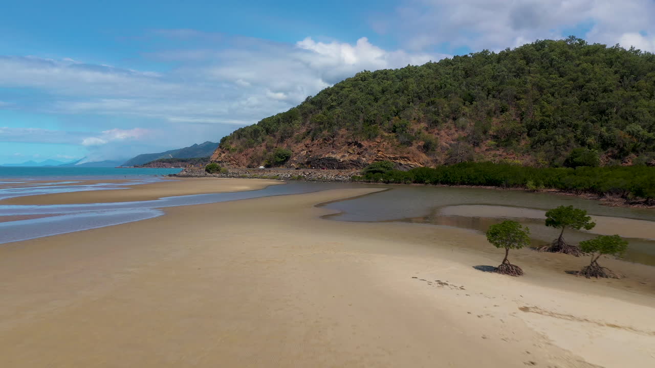 toma de drones de pozas de marea y montañas cerca de port douglas, queensland