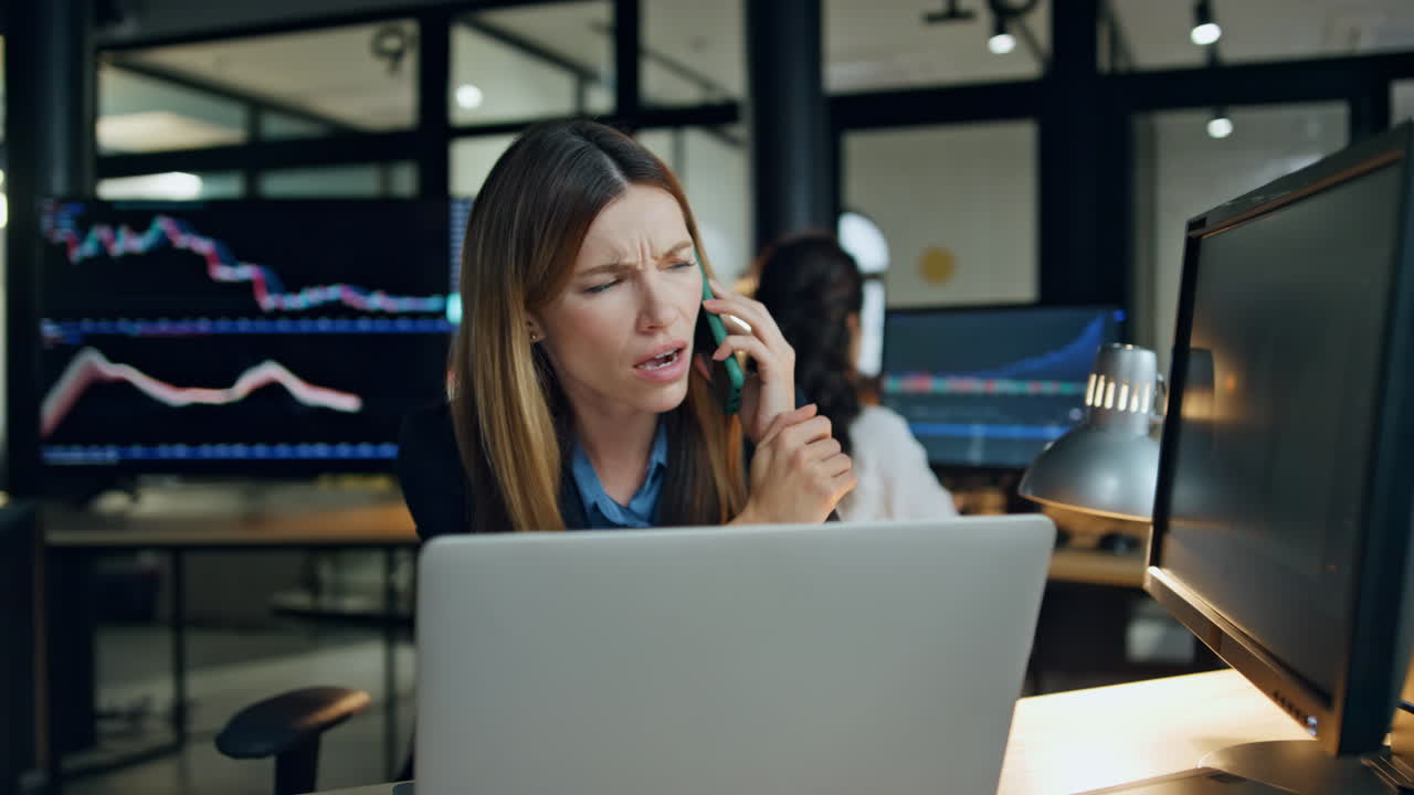 Imprenditore nervoso che consulta un cliente al telefono. Broker finanziario turbato che parla al cellulare.