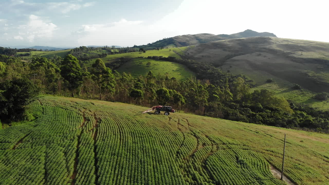 tractor rociando plantaciones de soja en brasil