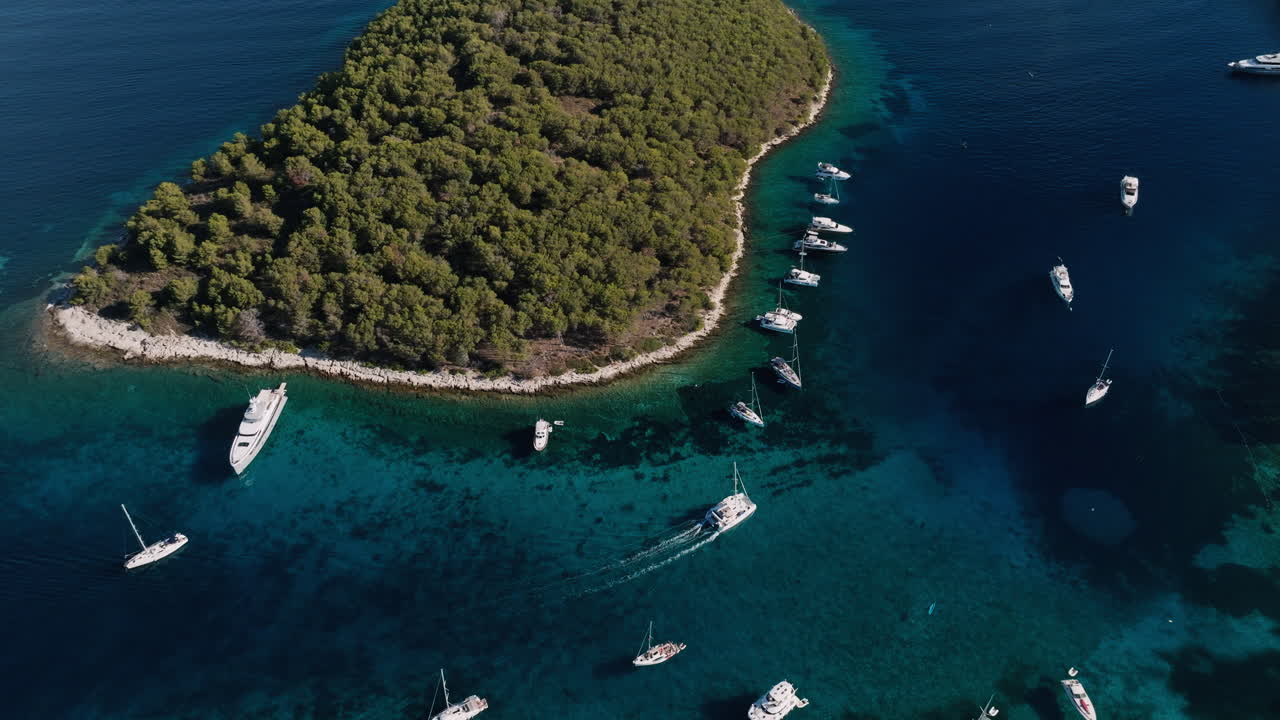 Isola con yacht e barche nel Mediterraneo