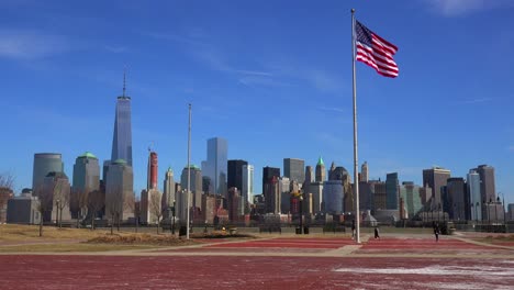 Plano-Amplio-De-La-Ciudad-De-Nueva-York-Con-El-Primer-Plano-De-La-Bandera-Americana