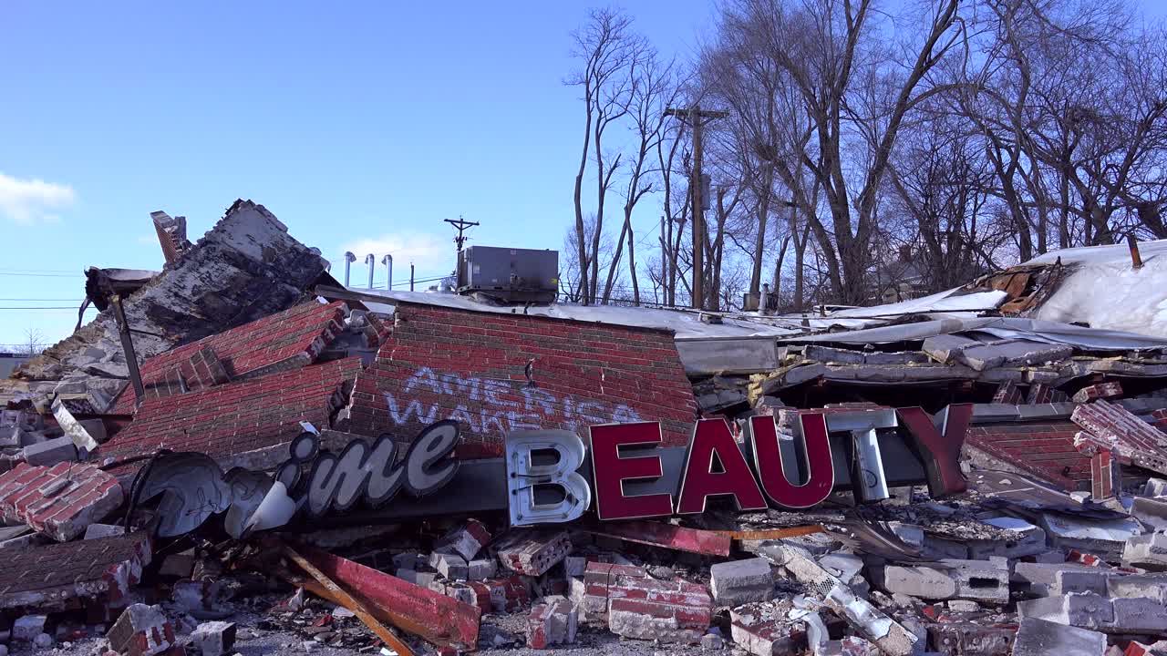 las ruinas de un salón de belleza destruido tras los disturbios en ferguson missouri hacen una declaración irónica