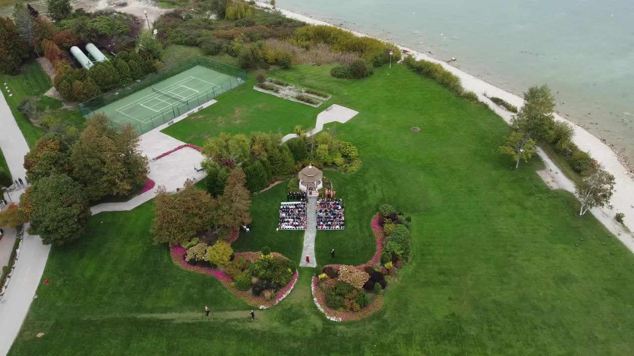 ciudad frente al lago con gazebo en el verano