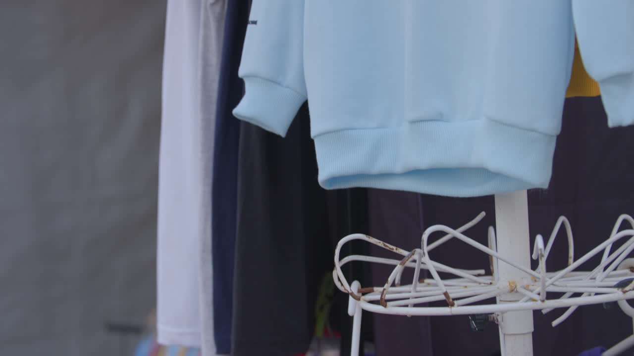 포르투갈 시내 중심부 나자레 에 매달린 티셔츠 상품