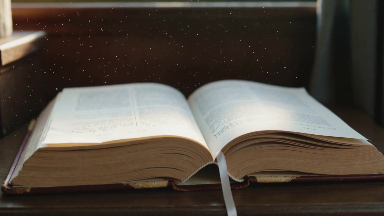 Les pages d'un livre ouvert s'agitent et se posent sur le rebord de la fenêtre sous l'effet de la brise, avec un marque-page en ruban.
