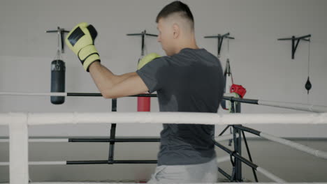 hombre boxeando en el gimnasio