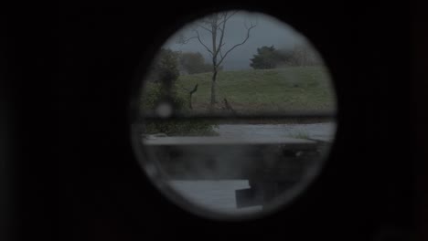 Bullauge-Blick-Auf-Den-Sturm-Durch-Das-Fenster-Des-Lastkahns