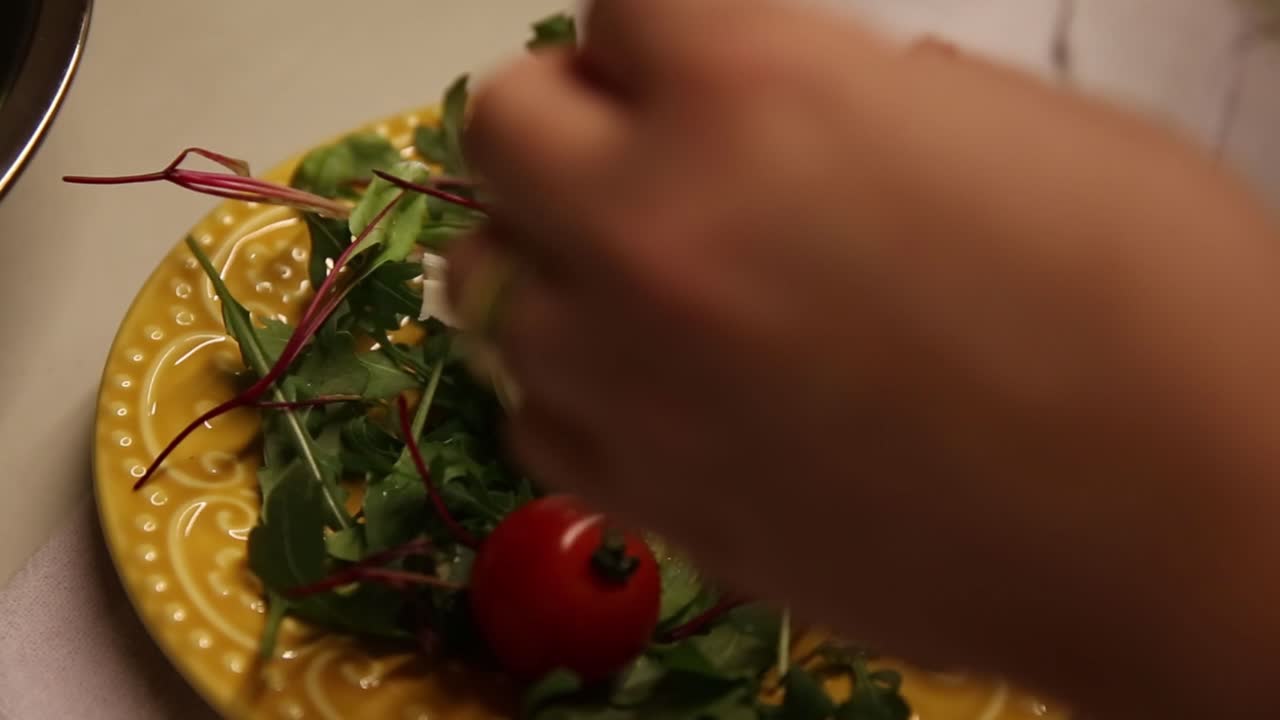 el chef prepara un plato de ensalada de jardín fresco con queso mozzarella y tomates - cámara lenta aislada