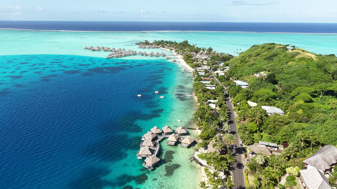 Droonikuva Bora Boran saarelta, Ranskan Polynesia, Matira Beach ja ylellinen trooppinen lomakeskus, jossa on vesihuviloita