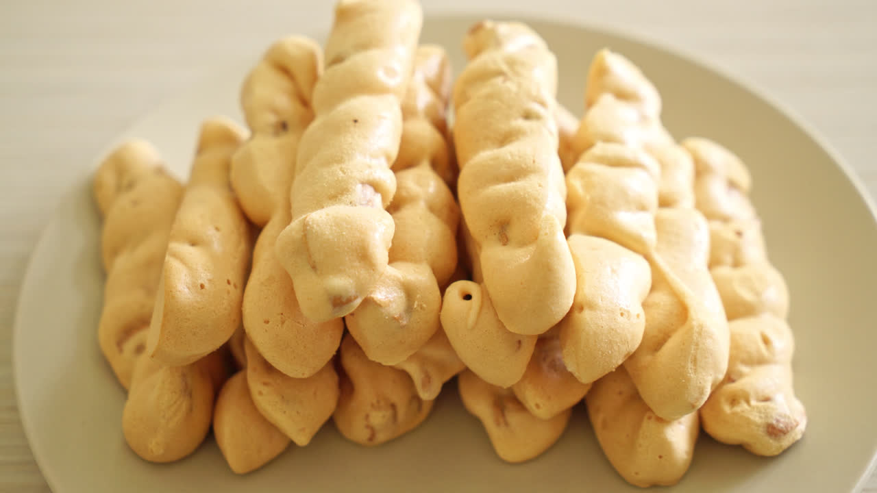 접시에 아몬드 머랭 스틱 - 프랑스 스낵 디저트 스타일