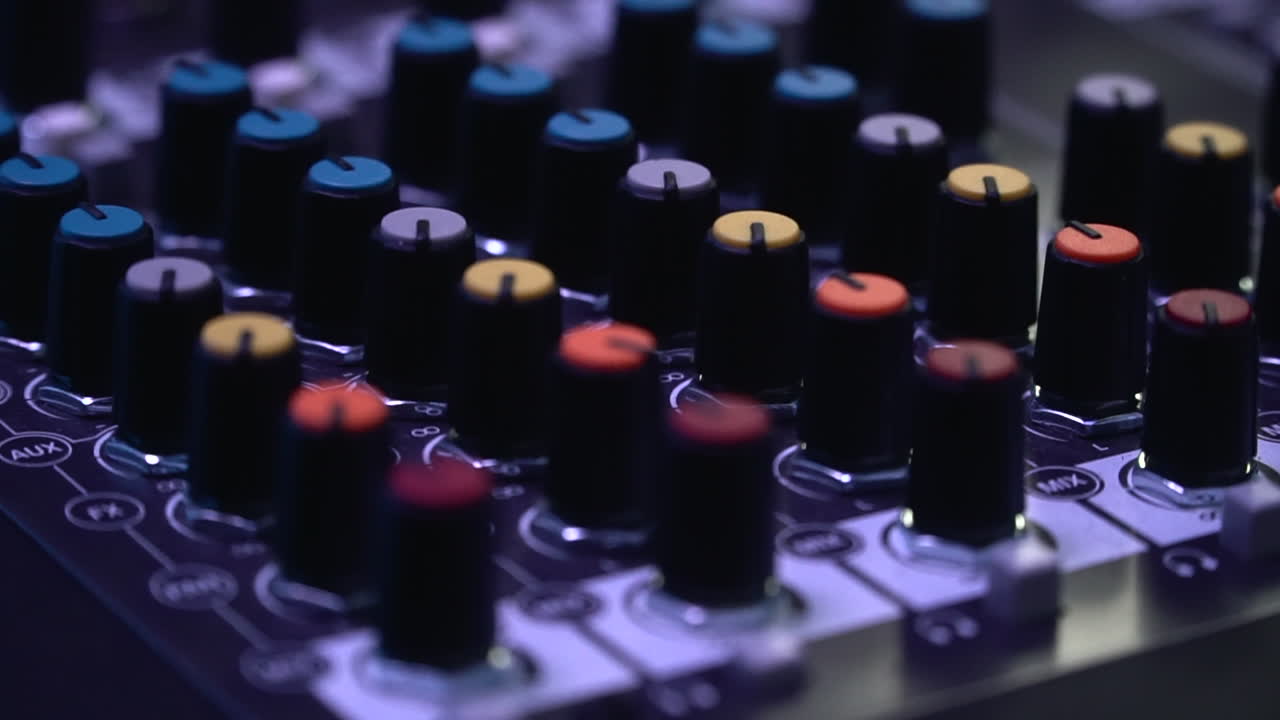 vista de primer plano extrema de las perillas de mezcla de diferentes colores