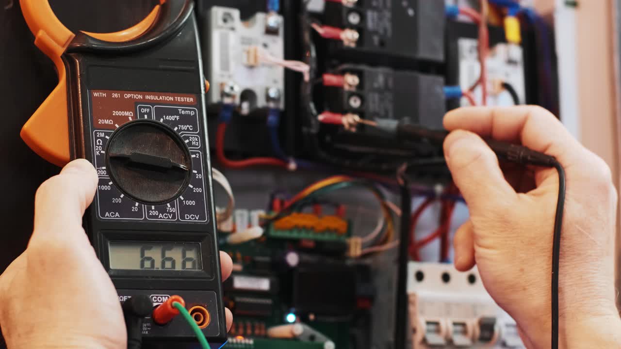 fontanero profesional. servicio de reparación de tuberías. reparador arreglando un calentador de agua de gas con un destornillador. manos de trabajador arreglando el sistema de calefacción