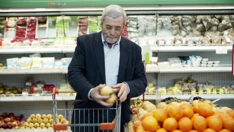 hombre comprando frutas frescas en el supermercado