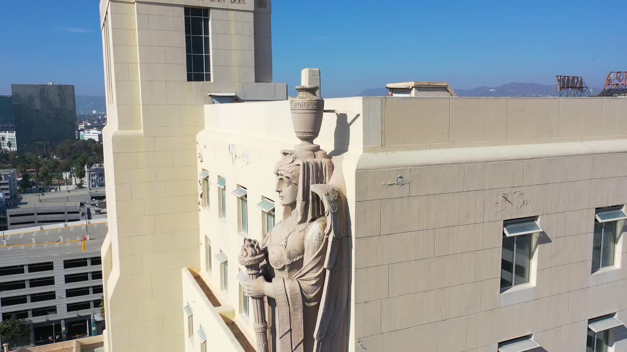 정교한 전사와 천사 프리즈, 그리고 도시가 내려다보이는 조각상이 있는 로스앤젤레스의 맥아더 건물의 공중