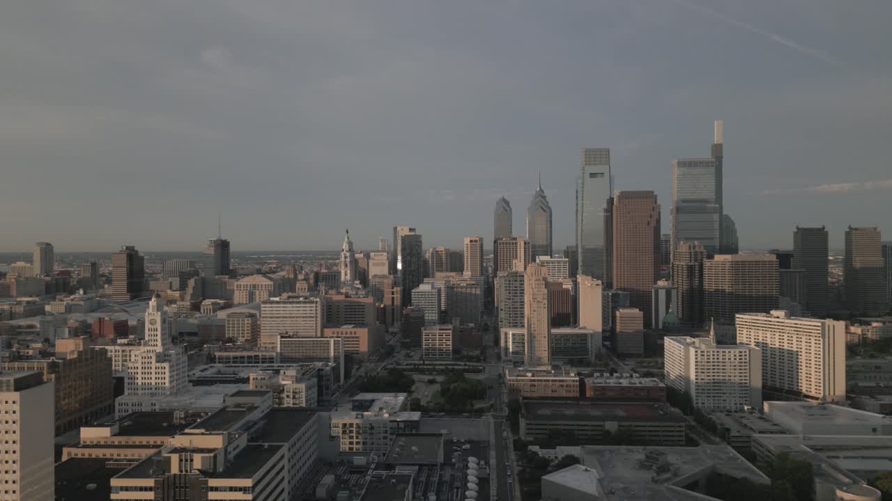 drone 4k moviéndose hacia el lado de filadelfia, pa el horizonte del centro de la ciudad