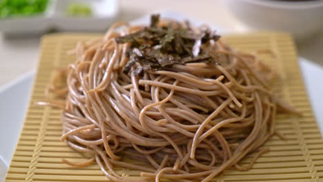 fideos soba de trigo sarraceno frío o ramen zaru - estilo de comida japonesa