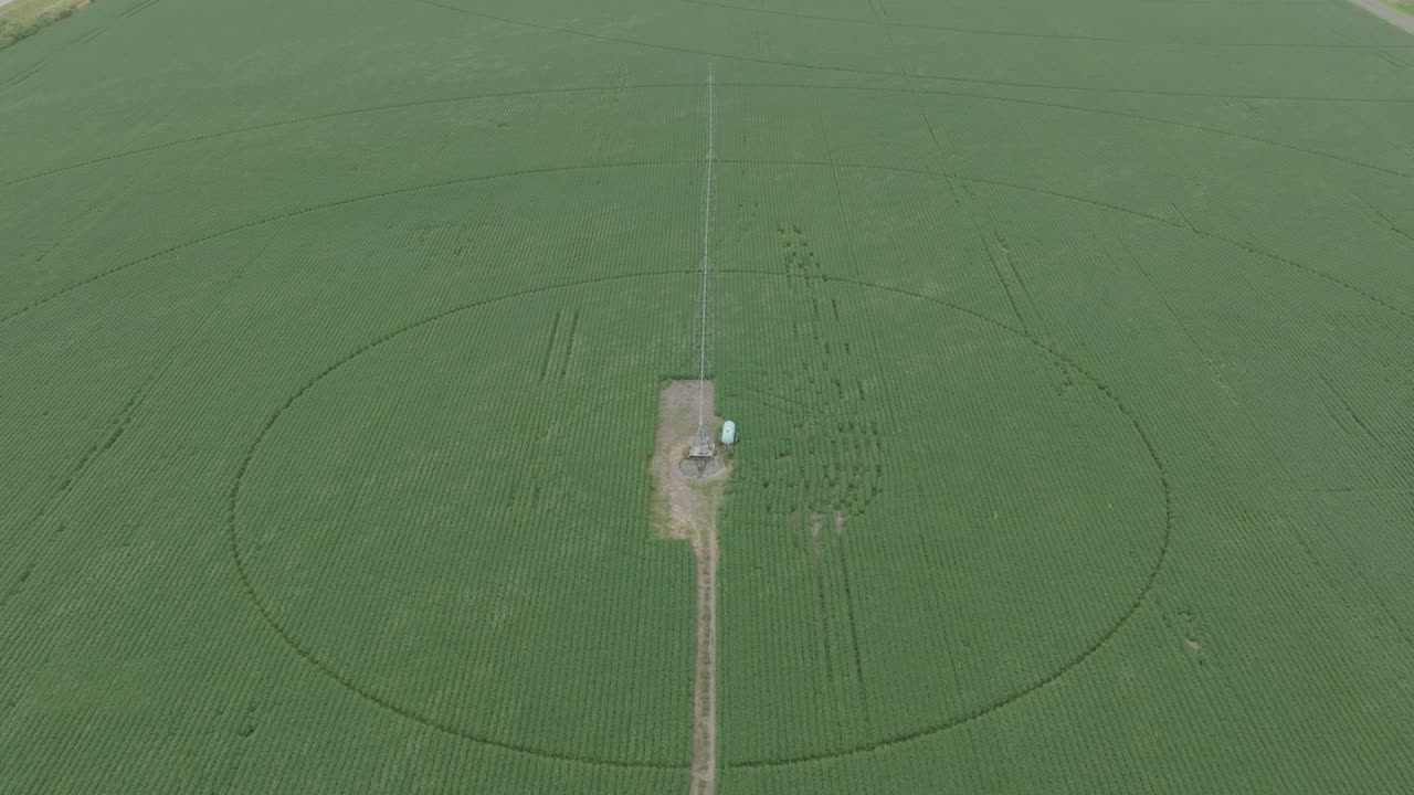 긴 시간 동안 어져 있는 큰 콩의 드론 촬영
