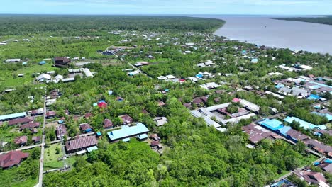 el paisaje de la ciudad de agats, papúa, indonesia, rodeada de ríos marinos y bosques, es un paraíso escondido en la tierra en papúa.