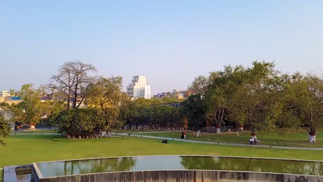 jardín al aire libre con mucha vegetación durante el día el video se toma en el parque buda patna bihar india el 15 de abril de 2022